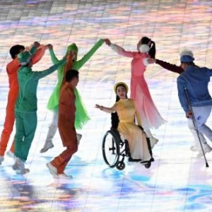 冬残奥闭幕式：芭蕾女孩李月重回大众视野 张艺谋感动演译跨越14年中国式浪漫 ... ...