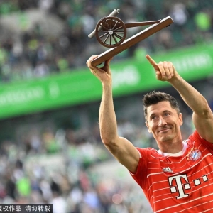 白菜价？莱万已接受巴萨合同 年薪仅800万签约3年