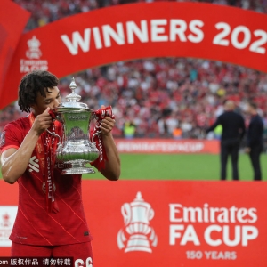 锐体育：阿诺德右脚如魔杖画出纯粹的美 把袖标留给他