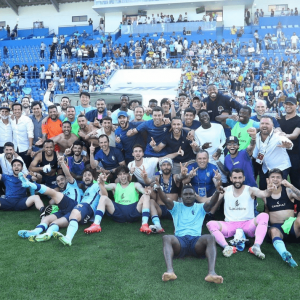 维泽拉晒全队合影庆祝保级成功 郭田雨后排露脸