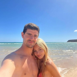 库尔图瓦女友为他庆生：祝健康强壮 剩下的我来照顾