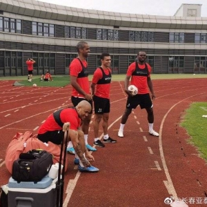 亚泰四大外援首次训练同框 塞尔吉尼奥正等待来华航班