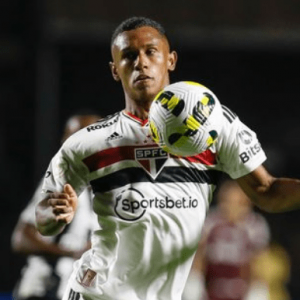 胆肥了？阿森纳抢签马尔基尼奥斯 巴黎别动手都是误会