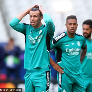 红军皇马名场面：萨拉赫遭抱摔洒泪 贝尔大圣归来