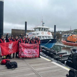 红军球迷遭遇航班取消 转机+开快艇+坐巴士抵达巴黎