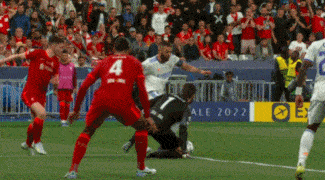 荒谬！本泽马破门VAR吹越位 但那是红军乌龙助攻