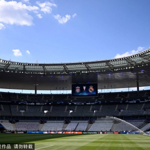 股东也迟到！詹姆斯：在我进场前比赛别开始 正赶路呢