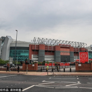 要修球场！英媒：曼联请人检查梦剧场顶棚漏水问题