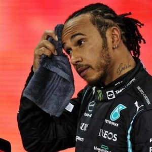 汉密尔顿遭维斯塔潘“准岳父”种族歧视 周冠宇也为他声援