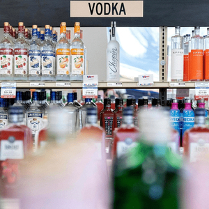 俄罗斯2022年上半年进口烈酒骤减35% 缺口由本土品牌等填补
