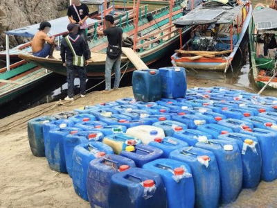 湄河岸突现72桶汽油无人看守！泰缅边境疑现非法燃油链