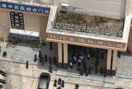 🇰🇭西港日月星国际娱乐城大楼下全是宪兵，不知道有什么行动，在附近的注意了。