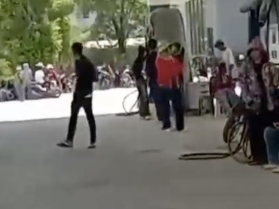 中国老板跑路！柬埔寨200名工人围堵诈骗窝点讨薪