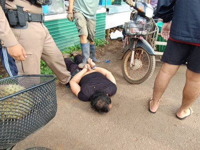 榴莲摊前突然发狂！泰男持1英尺尖刀猛刺长辈，现场极骇人