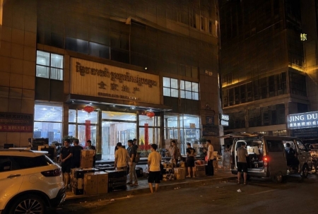 🇰🇭西港双狮附近某写字楼开始大量退租，中国人连夜搬电脑
