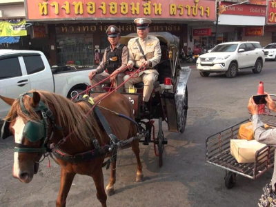 南邦泼水节骑马巡逻上路，节约燃油成本
