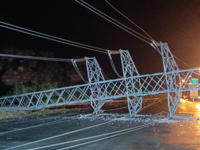 深夜突发！巴真24根电线杆被吹倒，大面积停电交通中断