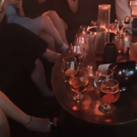 四个妹子喝寡酒 有没有男的来 酒已经买好了不要你钱 来人喝就行