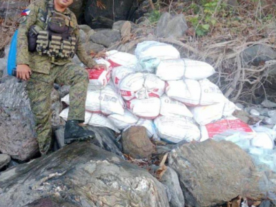 菲律宾缴获2200公斤冰毒，两名中国疑犯快艇搁浅逃入丛林