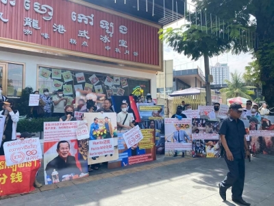 多名中国公民使馆前反映：账户被冻结问题，现场秩序平稳
