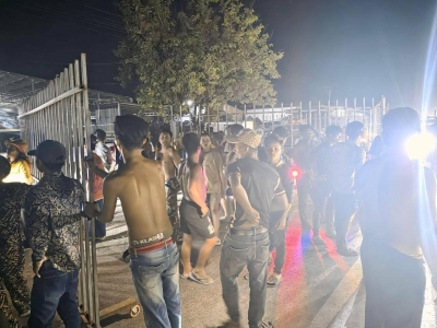 暴乱！柬埔寨抓销赃窝点遇村民暴力围攻，警方紧急鸣枪