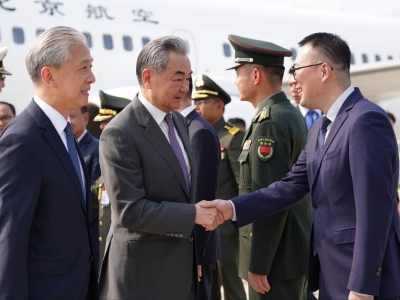 中国外交部长王毅与中国国防部长董军抵达柬埔寨