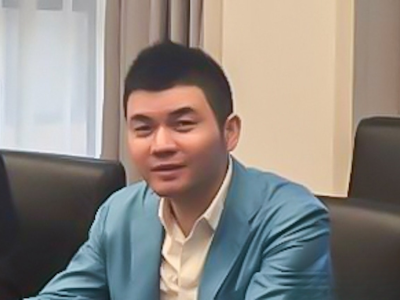 台前接连“弃子”？陈志之后胡小伟也出局，谁在背后操控