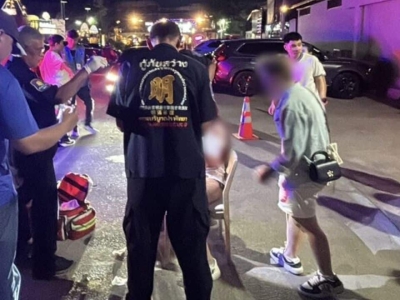 芭堤雅按摩女因怀疑男友被抢，深夜击伤同事被警方带走