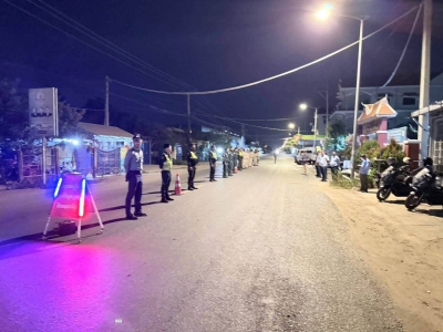 金边深夜武装设卡突查，严查电诈相关物资