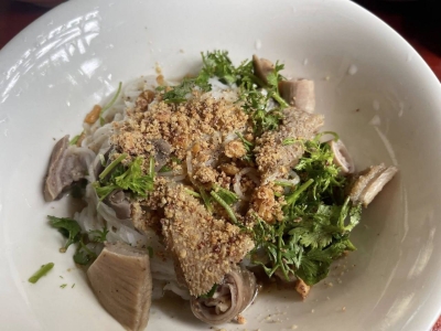 回想起之前在缅甸密支那的街头小吃，真的让人怀念啊！🇲🇲