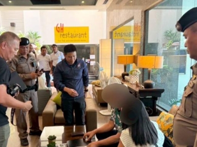 中国情侣清迈街头冲突！女子砸车失控被泰警控制
