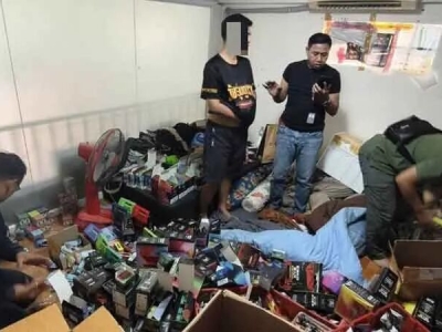 太猖狂！校门口非法销售电子烟 警方一锅端2400件