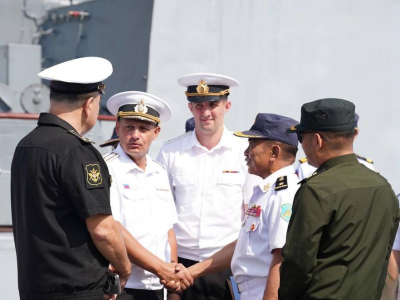 俄罗斯两艘军舰抵达柬埔寨西港，展开三天友好访问