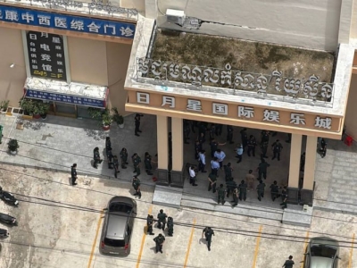 🇰🇭西港日月星国际娱乐城大楼下全是宪兵，不知道有什么行动，在附近的注意了。