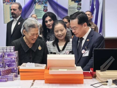 中国大使夫妇亮相泰国红会义卖，现场气氛热烈