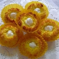 泰国特色点心：炸椰子丸和枣椰丸