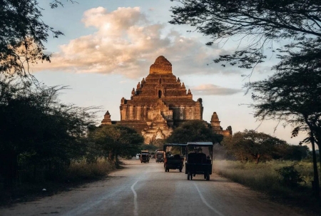 🏯蒲甘塔林：穿越千年的红砖佛塔美景🌅