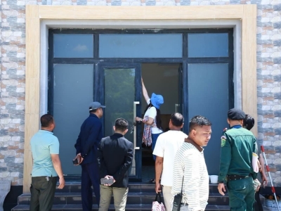 严打网诈：柬宪兵联合地方政府对疑似诈骗场所开展清查