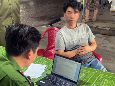越南安江警方突击市场！捣毁一非法电击捕鱼设备销售点