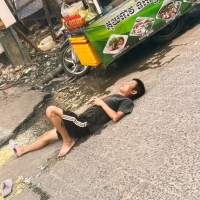 又一个中国男子吸电子烟过量后在西港一酒店后晕倒。