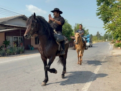 燃料短缺引发奇景：男子骑马拎油桶寻找加油站