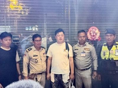 金边突查涉诈住宅！逮捕1名中籍男子，起获近700部手机