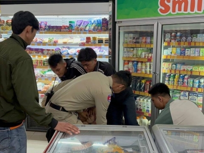 疯狂！中国男子在金边便利店闹事，暴力拒捕咬伤岗长手指