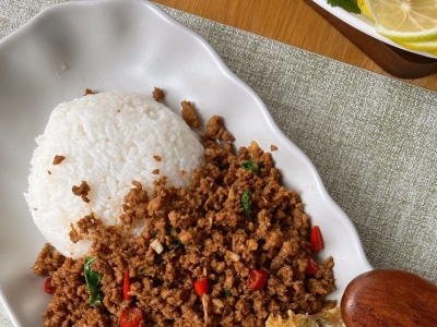 打抛猪肉饭 ，泰国街边小吃