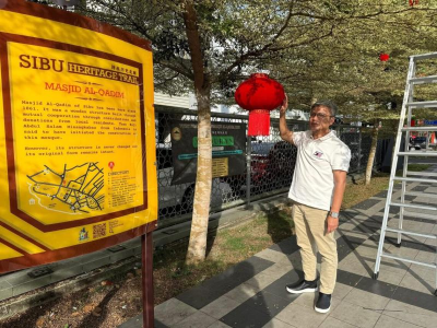 庆祝农历新年，砂拉越部长在清真寺周边挂灯笼