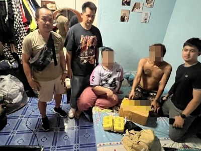 普吉警方突击缉毒：情侣取包裹被抓，搜出2万粒冰毒