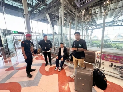 惊险瞬间！素万纳普机场中国男乘客跳楼被救