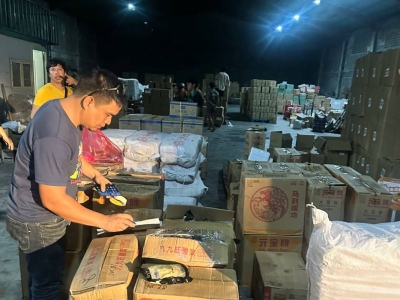 菲律宾抓中国人！中国仓库经理卖过期面条被捕