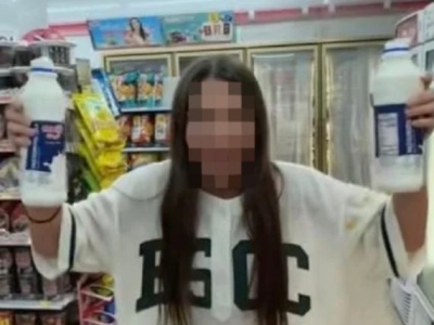 泰国便利店内公共场所“整活”？ 女子当场泼奶撒零食