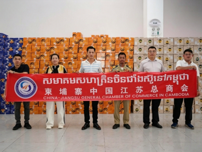 柬江苏商会向移民总局捐3000箱方便面，援助被扣电诈同胞